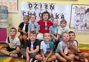 Chłopcy ze starszej grupy pozują do zdjęcia w kolorowych krawatach.