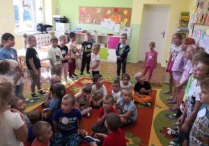 Przedszkolaki śpiewają piosenkę "W przedszkolu super jest".