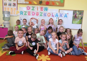 Grupa starszaków pozuje do zdjęcia.