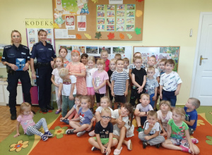 Dzieci pozują do fotografii z paniami policjantkami.