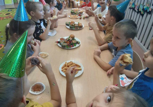 Dzieci z grupy 5- 6 latków w czasie poczęstunku