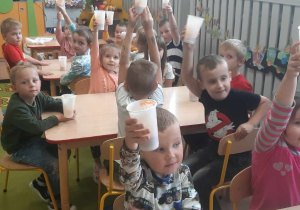 Dzieci z grupy starszaków podczas degustacji soku