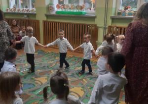 Dzieci z młodszej grupy tańczą w kole