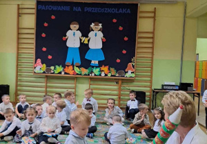 Pani dyrektor wręcza dyplom przedszkolakowi