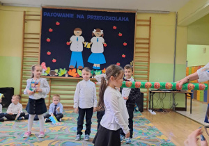 Pasowanie na przedszkolaka dziewczynki.