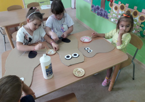 Dziewczynki kontynuują pracę plastyczną "rodzina jeży".