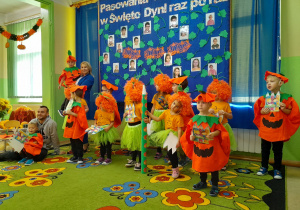 Dzieci pozują do pamiątkowego zdjęcia.