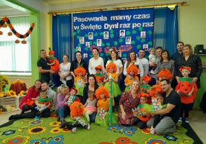 Dzieci wraz z rodzicami pozują do pamiątkowego zdjęcia z pasowania.