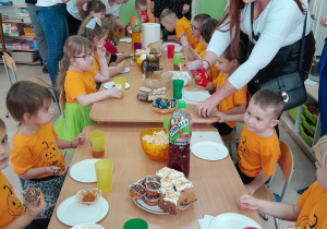 Dzieci smakują dyniowe potrawy.