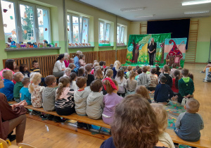 Dzieci oglądają przedstawienie o Jasiu i Małgosi.