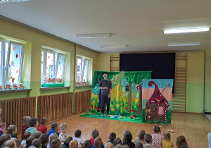 Dzieci oglądają przedstawienie na holu przedszkolnym