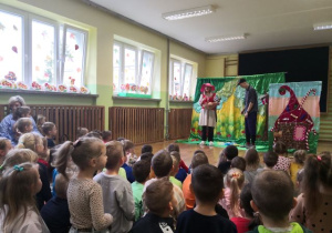 Dzieci oglądają przedstawienie.