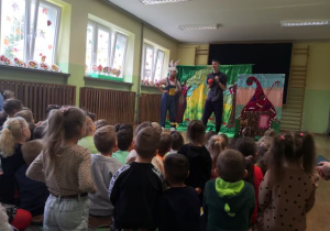 Dzieci oglądają przedstawienie - kolejne ujęcie.