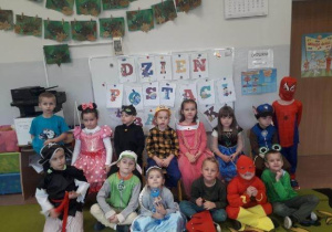 Grupowe zdjęcie dzieci 5-6 letnich. W tle napis Dzień Postaci z Bajek