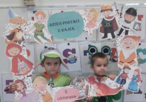 Dzieci w fotobudce w strojach bajkowych