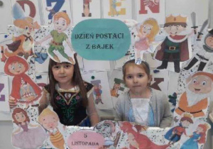 Dziewczynki w fotobudce w strojach bajkowych