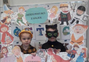 Chłopcy w fotobudce w przebraniach