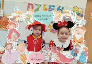 Dzieci w fotobudce w przebraniach