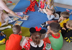Dzieci w czasie zabawy siedzą w kole