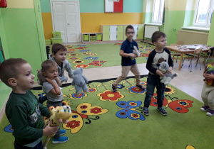 Zabawy dzieci z misiami.