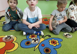 Dzieci prezentują wykonane "misiowe kanapki".