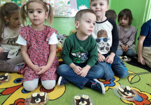 Dzieci prezentują wykonane "misiowe kanapki".