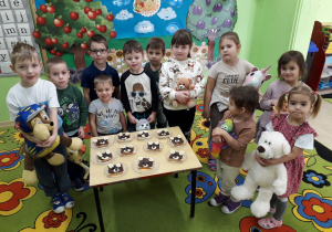 Dzieci prezentują "misiowe kanapki".