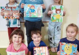 Przedszkolaki prezentują swoje prace na konkurs "Mój Bajkowy Miś".