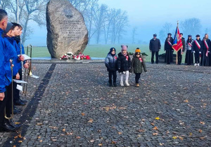 Dzieci idące po złożeniu kwiatów pod Obeliskiem