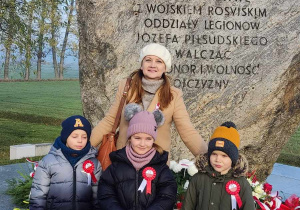 Dzieci wraz z wychowawcą przed Obeliskiem w Starym Gostkowie