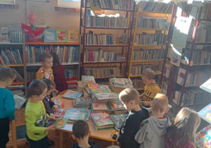 Dzieci oglądają książki w bibliotece