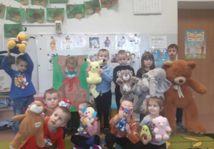 Zdjęcie grupowe dzieci ze starszej grupy ze swoimi misiami