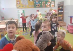 Przedszkolaki podczas zabawy tanecznej z misiami
