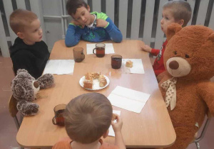 Wspólny posiłek przy stoliku z misiami