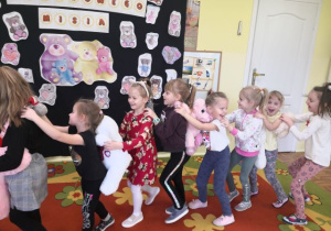 Przedszkolaki podczas zabawy pociąg z misiami.