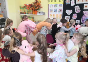 Przedszkolaki podczas zabawy tanecznej z misiami.