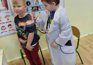 dwoje dzieci z grupy 3,4,5 latków odgrywa scenkę dramową - badanie lekarskie.