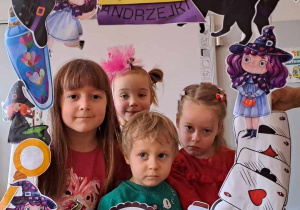 Dzieci w fotobudce andrzejkowej