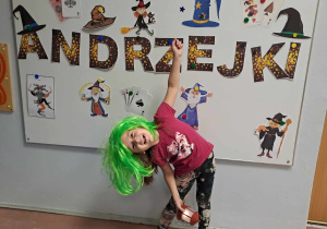 Dziewczynka w dziwnej fryzurze na tle dekoracji andrzejkowej