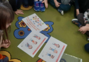 Dzieci oglądają obrazki z dziećmi z niepełnosprawnością i opowiadają o kłopotach dzieci, a także formach pomocy im