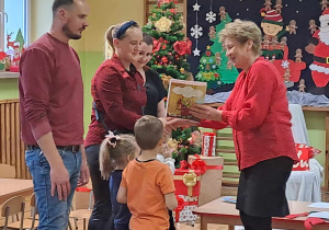 Pani dyrektor wręcza dyplom laureatom