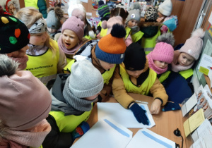 Na poczcie. Przedszkolaki umieszczają w kopertach przygotowane listy.