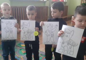 Dzieci z kolorowankami