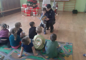 Policjantka czyta dzieciom bajkę