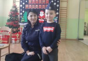 Policjantka z chłopcem z czapką policyjną
