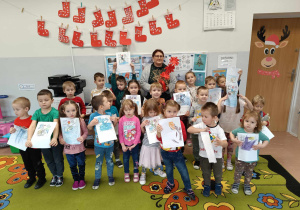 Zdjęcie grupowe dzieci i pracownika biblioteki