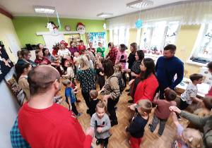 Wspólny taniec dzieci i rodziców do piosenki o piernikach.