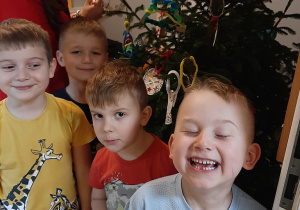 Grupa chłopców pozuje na tle przedszkolnej choinki.