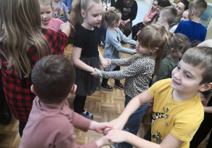 Dzieci tańczą w parach.