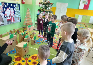 Dzieci określają, w której zagrodzie jest więcej reniferów, a w której jest mniej.